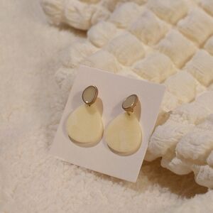 [Niko and... ] Minimalist Ivory Teardrop Stud Earrings